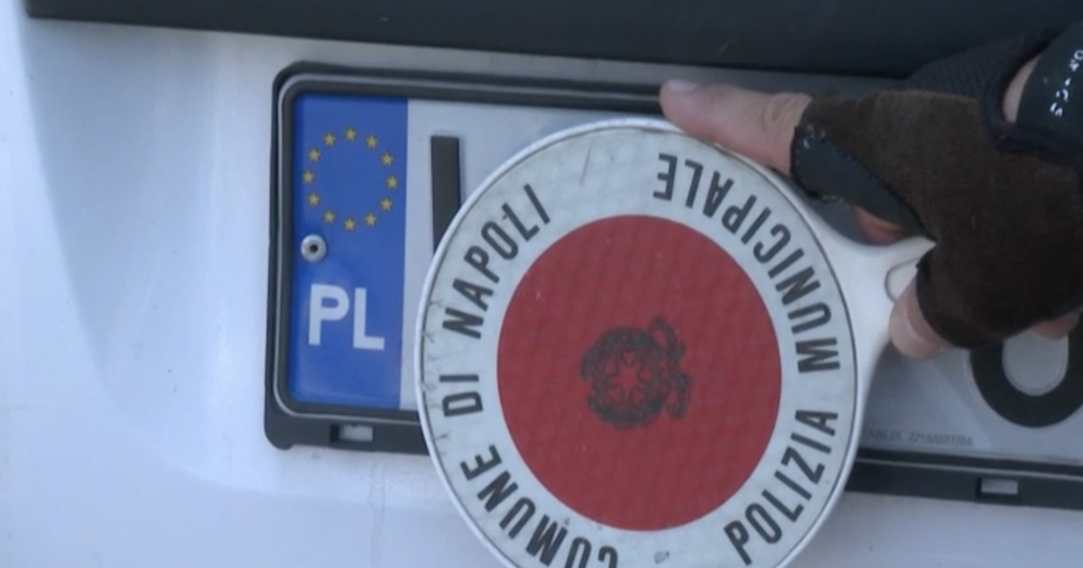 Napoli: crollo del sistema delle targhe estere, automobilisti scoprono di non essere assicurati