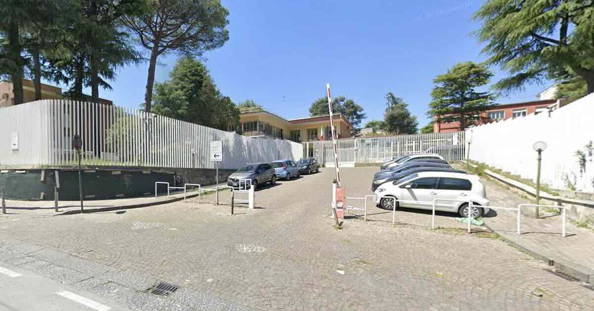 Intervento a Pozzuoli: panetto di hashish in giardino, fermato un pusher 16enne