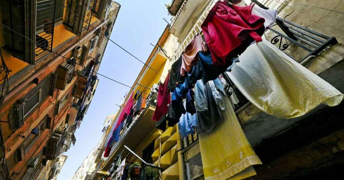 Francia vieta i panni all’aperto: Napoli replica per difendere la propria identità contro lo stereotipo