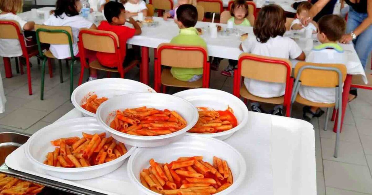 Salmonella a Torre del Greco: sindaco vieta pomodoro crudo nelle mense e impone menù cotto