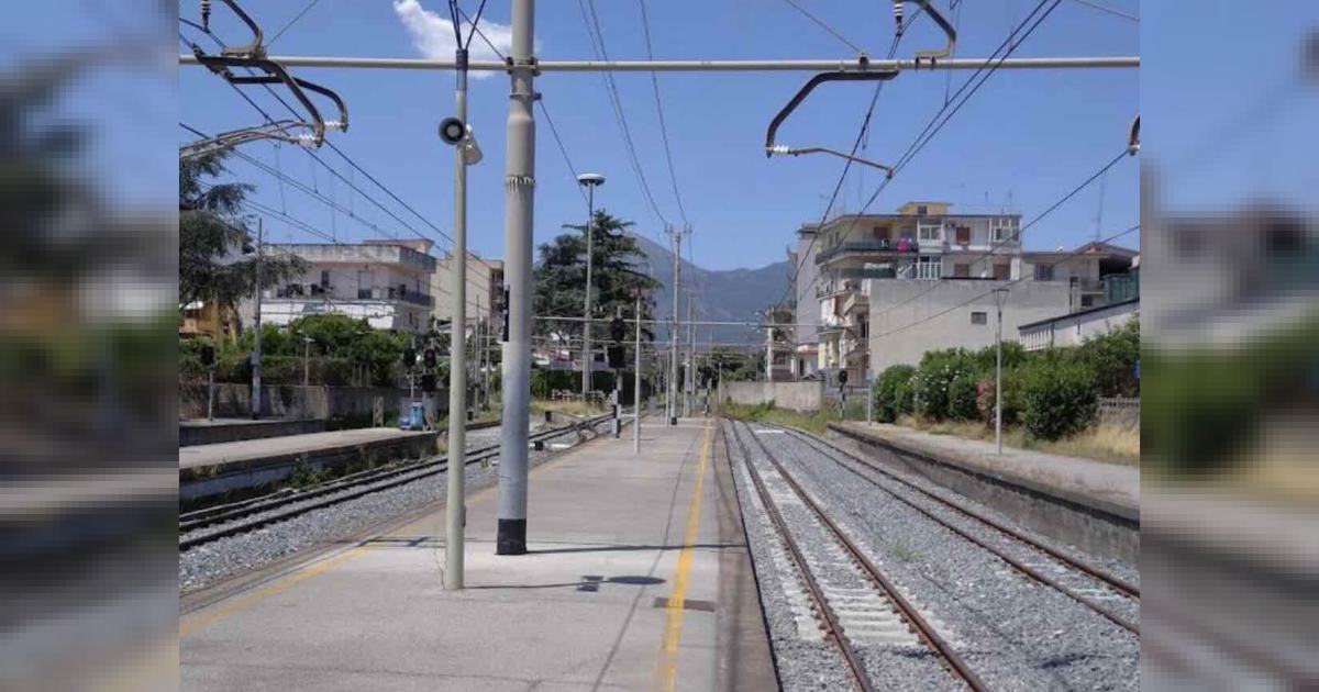 Ribaltamento al passaggio a livello a Poggiomarino: la Circumvesuviana resta ferma per un’ora