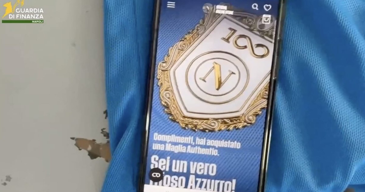 Napoli, maxi sequestro di 2.338 maglie contraffatte con etichette NFC; promo su TikTok e denuncia di un cittadino italiano