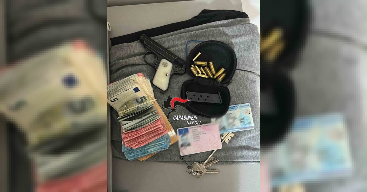 Napoli, blitz dei carabinieri a Rione Traiano: arrestato 29enne con pistola e Rolex; contanti e documenti falsi