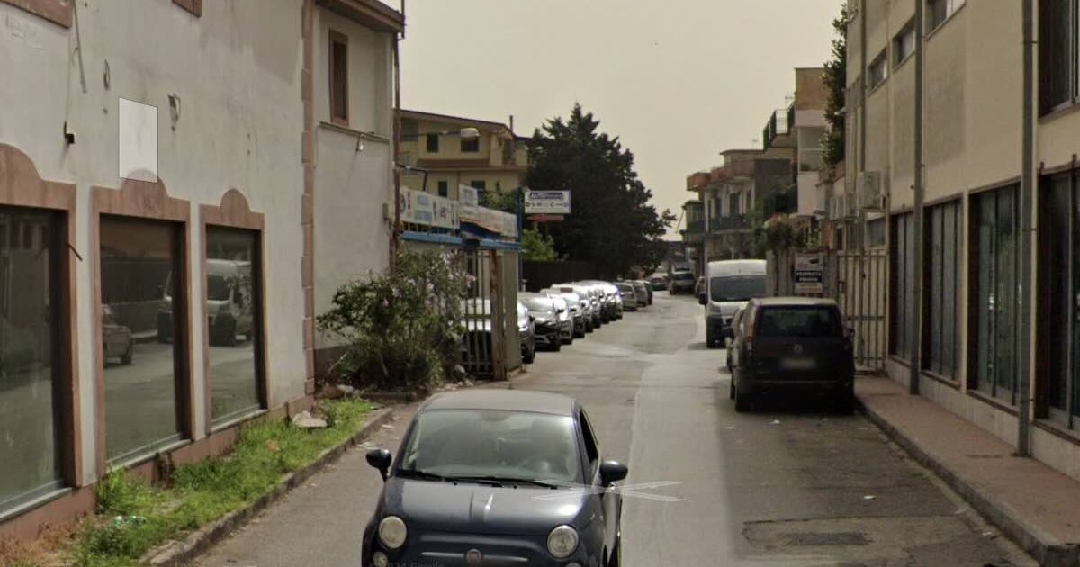 Scampia, colpi contro il palazzo del latitante del clan Abbinante