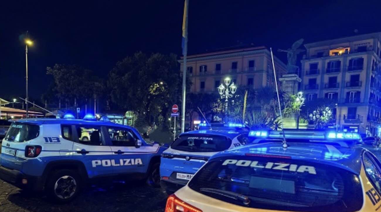 Castellammare di Stabia: blitz della polizia durante controlli straordinari, droga e arma sequestrate