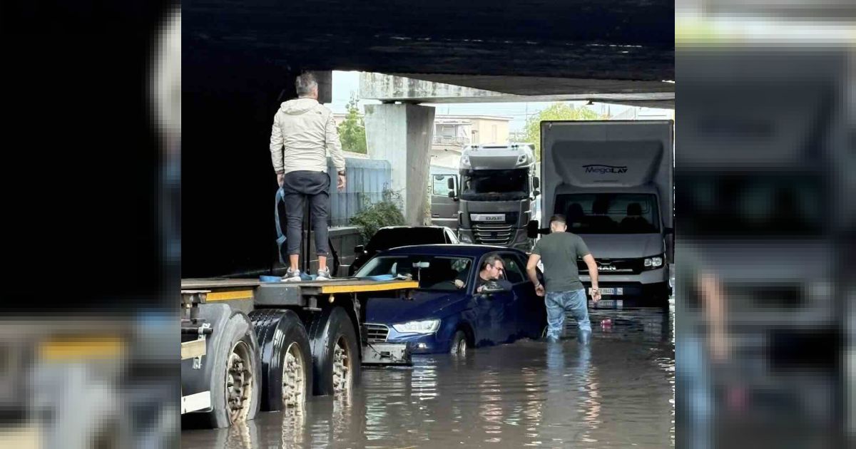 Napoli, salvataggio tra l’acqua alta: un agente della Polizia si tuffa per mettere in salvo due automobilisti