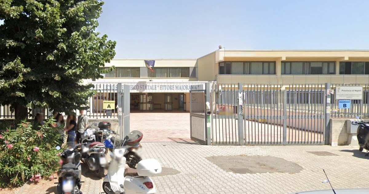 Pozzuoli, liceo Maiorana: topo in aula e studenti in sciopero per salvaguardare la salute