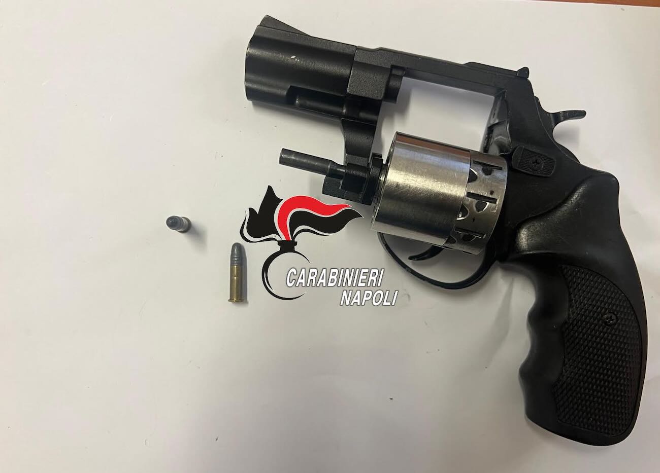 Marano di Napoli: pistola nascosta in auto, Corte d’Appello riduce la pena a 2 anni e 6 mesi e dispone gli arresti domiciliari per Tipaldi