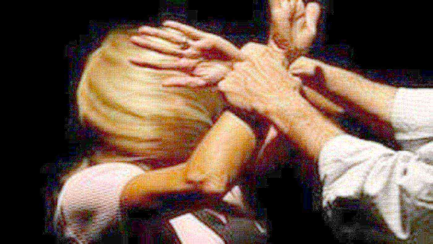 Donna incinta aggredita a Torre del Greco: fuga col figlio e arresto del partner per maltrattamenti in famiglia